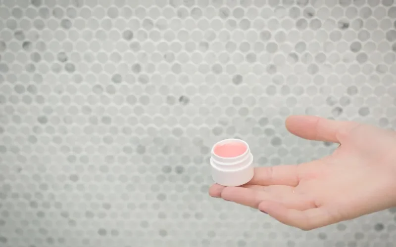 Dior convierte su bálsamo labial en un accesorio para la funda del móvil