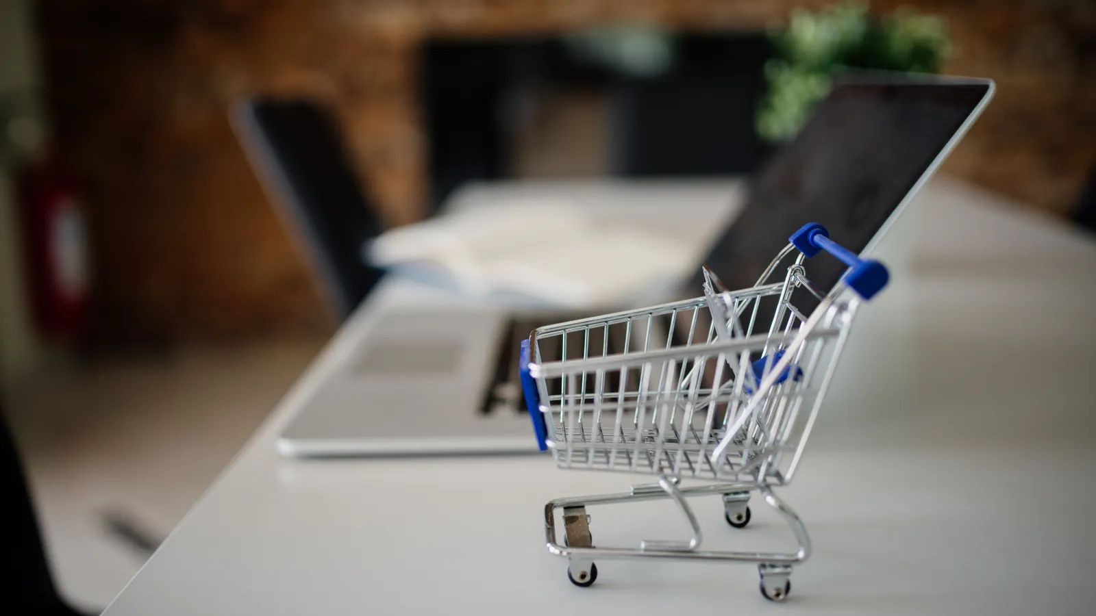 Google lanza en EE. UU. un carrito universal para comprar en varias tiendas desde el buscador y Gemini