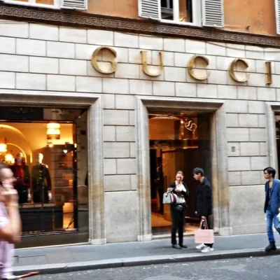 Gucci elige a Vittoria Ceretti para presentar el Jetset GG Marmont en «Beauty and the Bag»