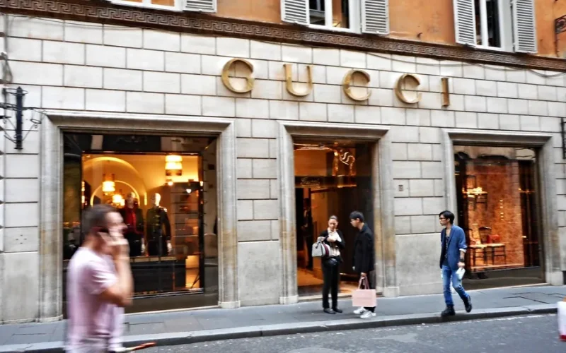 Gucci elige a Vittoria Ceretti para presentar el Jetset GG Marmont en «Beauty and the Bag»
