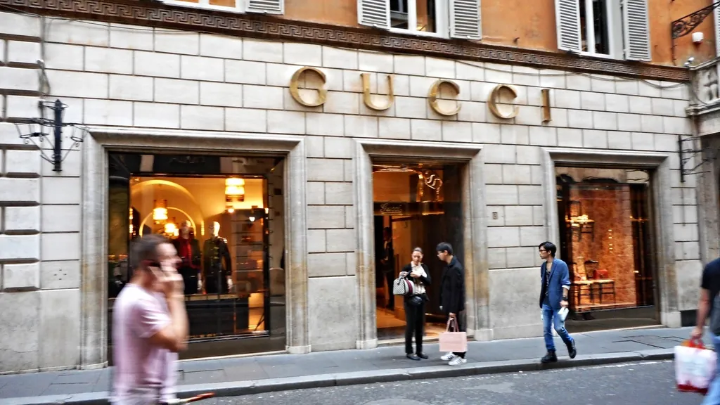 Gucci elige a Vittoria Ceretti para presentar el Jetset GG Marmont en «Beauty and the Bag»