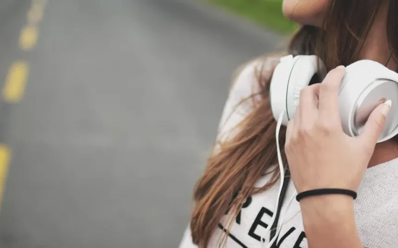 YouTube empieza a etiquetar las canciones creadas principalmente con IA
