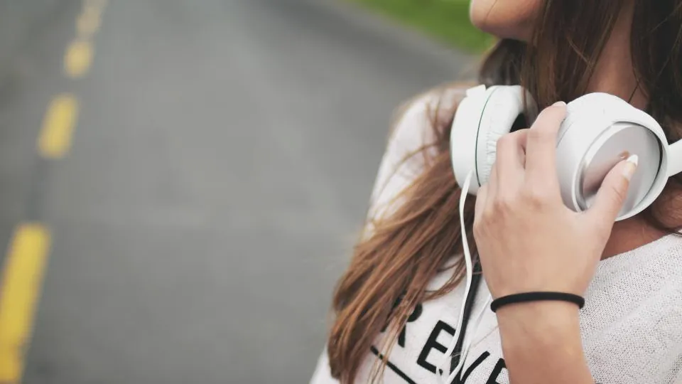 YouTube empieza a etiquetar las canciones creadas principalmente con IA